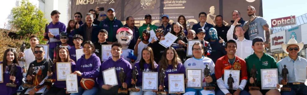 Desfilan ganadores de la edición número 38 del Premio Teporaca 2024