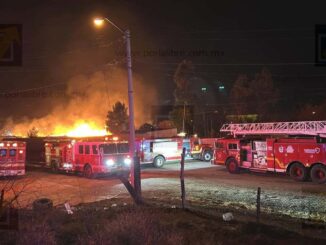 Incendio consume fábrica  de colchones en la colonia Granjas Cerro Grande