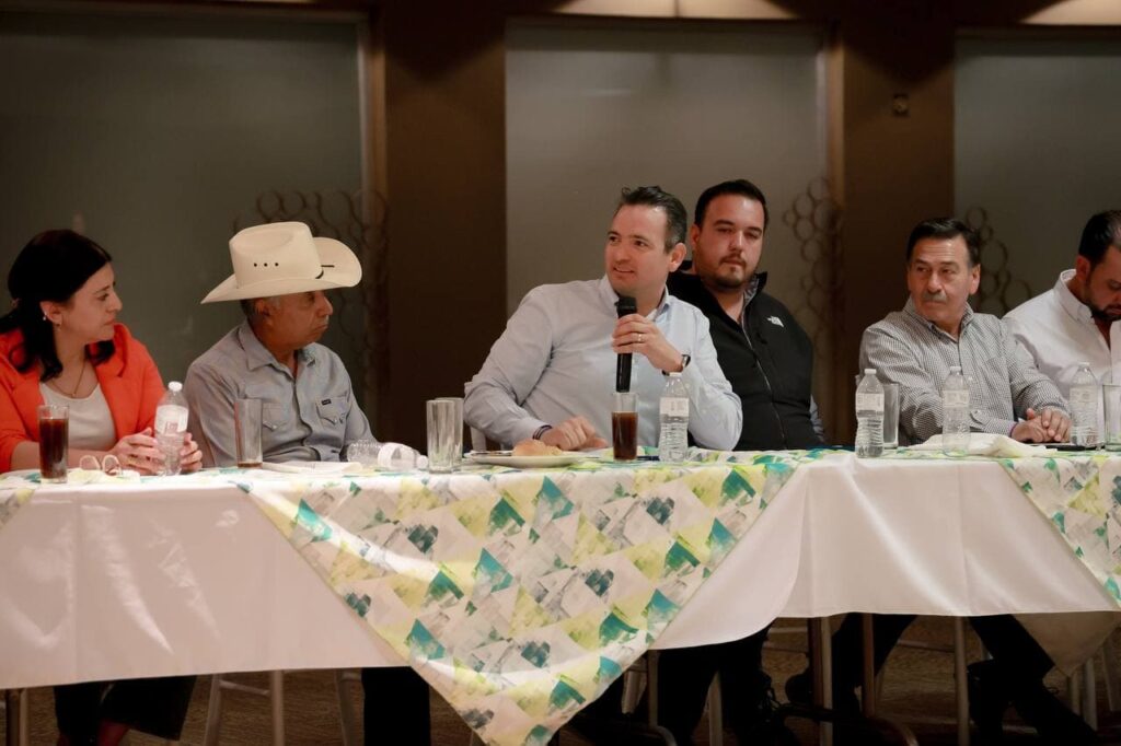 Comparte Marco Bonilla políticas de Chihuahua ante empresarios de Camargo
