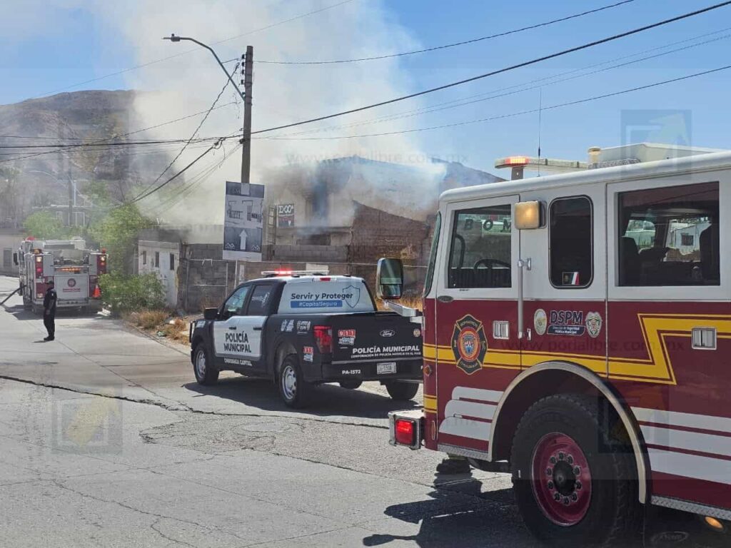 Incendio consume tapia de dos pisos en Barrio del Norte; no hubo lesionados
