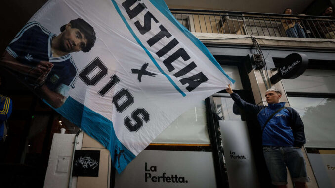 Suspenden juicio de Maradona por acusación de parcialidad de una jueza